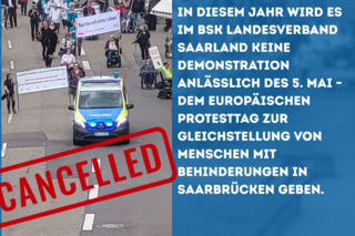 Bild einer Demonstration vom letzten Jahr, darauf ein Cancelled-Stempel und daneben der Eingangstext, 1. Satz