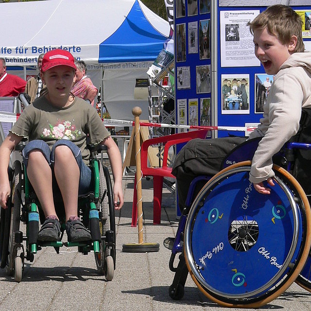 Jugendliche im Rollstuhlparcours