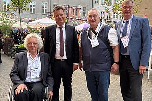 Gruppenbild von Gästen des Jahresempfangs des Bundesbehindertenbeauftragten gemeinsam mit Gastgeber Jürgen Dusel