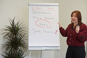 Jenny Dypka vor einer Tafel