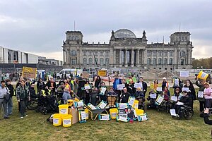 Alle Demonstranten, im Hintergrund das Reichstagsgebäude