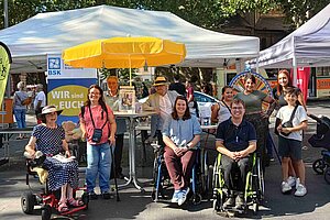 Ehrenamtliche und Gäste am Stand des BSK