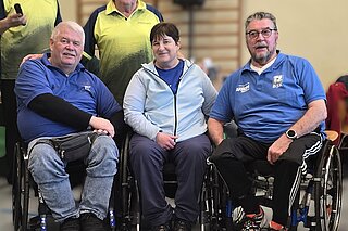 Das gesamte Team vor einer Sprossenwand