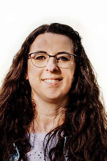 Portraitfoto Liesa Di Lorenzo, Frau mit runder, dunkler Kunststoffbrille, langen, offenen gewellten Haaren 