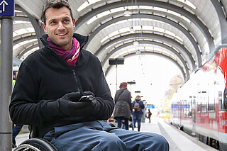 Rollstuhlfahrer am Bahnsteig