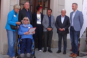 Gruppenfoto der Menschen siehe Bildunterschrift