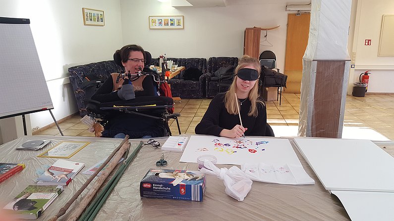 Carmen Faber und Jessica Weidmann beim Malen eines Bildes mit verbundenen Augen