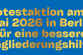 Schriftzug "Protestaktion am 5. Mai 2026 in Berlin für eine bessere Eingliederungshilfe". In Gold auf blauem Grund.