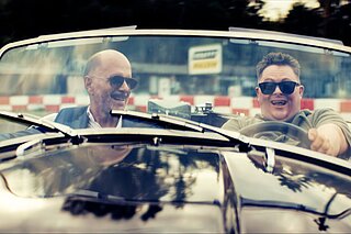 Zwei ungleiche Halbbrüder teilen die gleiche Leidenschaft: eine Fahrt im Cabrio. Am Steuer „Sunny“ (Nico Randel), Beifahrer Thomas (Christoph Maria Herbst)