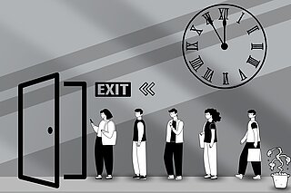 Eine lange Schlange Personen unter einer Uhr und davor eine offene Exittür