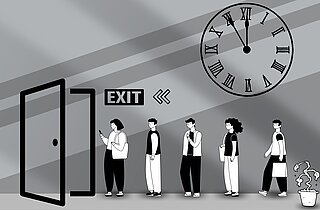 Eine lange Schlange Personen unter einer Uhr und davor eine offene Exittür