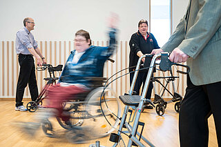 Menschen mit Rollator und Rollstuhl beim Tanzen