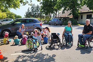 Kinder, Erzieherinnen und Rudi beim spielerischen Lernen
