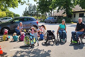 Kinder, Erzieherinnen und Rudi beim spielerischen Lernen