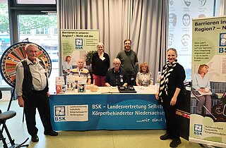 Hans-Werner Eisfeld, Leitung der BSK-Landesvertretung Niedersachsen, zusammen mit den Netzwerkpartnern Deutsches Taubblindenwerk und GIB auf der Messe „inklusion 26“ in Hannover.