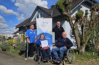Gruppenfoto mit Scheck