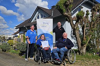 Gruppenfoto mit Scheck