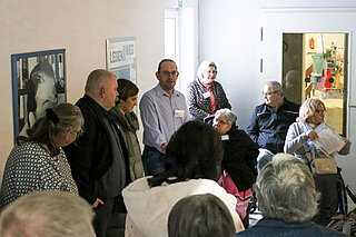 Viele Interessierte im Flur des Gästehauses