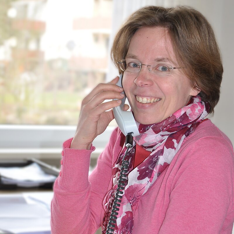 Hanna Ursinn am Telefon
