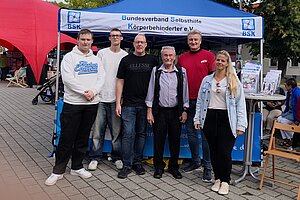 Die BSK-Helferlein vor ihrem Stand. Gruppenfoto.