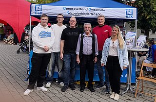Die BSK-Helferlein vor ihrem Stand. Gruppenfoto.