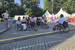 Rollstuhlfahrende scheitern bei Kabelkanal
