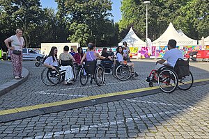 Rollstuhlfahrende scheitern bei Kabelkanal