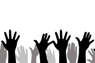 in die Luft gestreckte Hände und Unterarme, in schwarz und grau