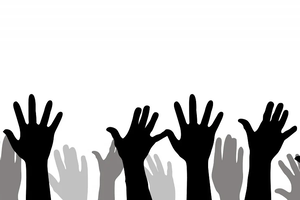 in die Luft gestreckte Hände und Unterarme, in schwarz und grau