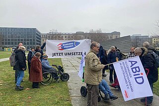 Protestierende mit ihren Schildern