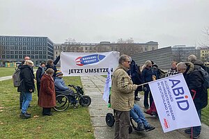 Protestierende mit ihren Schildern