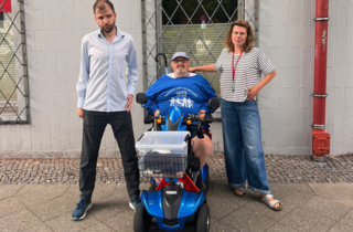 Gruppenbild vor der Repräsentanz in Berlin