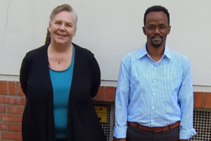 Aufnahme von Dr. Ingrid Kreiser-Saunders und Ahmed A. Mahmoud vor einer Hauswand