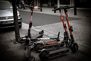 Am Straßenrand abgestellte E-Roller