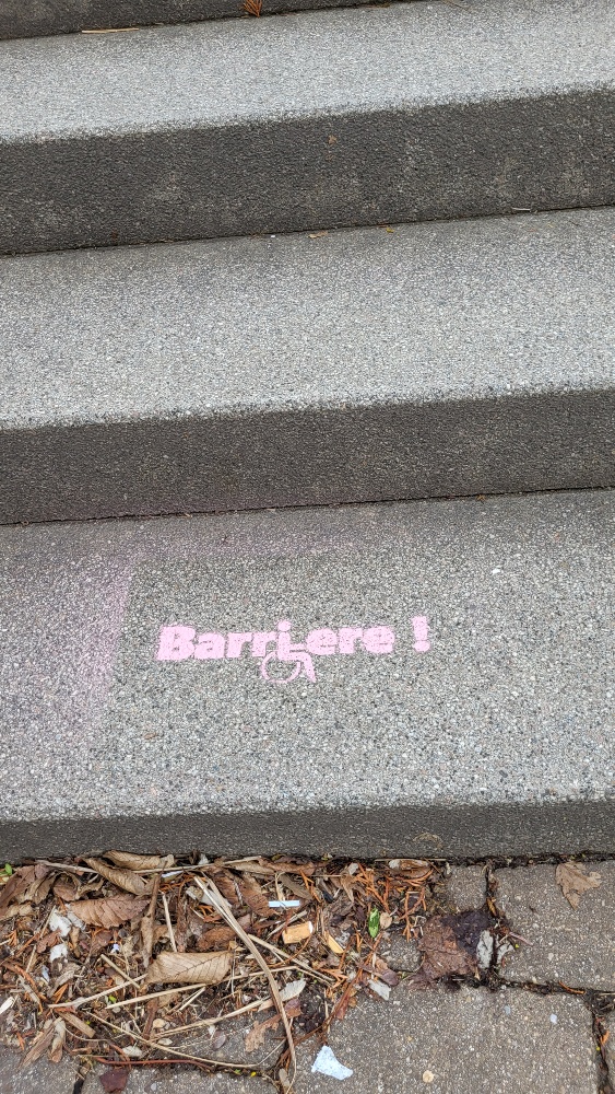 Barriere auf Treppe gesprüht.
