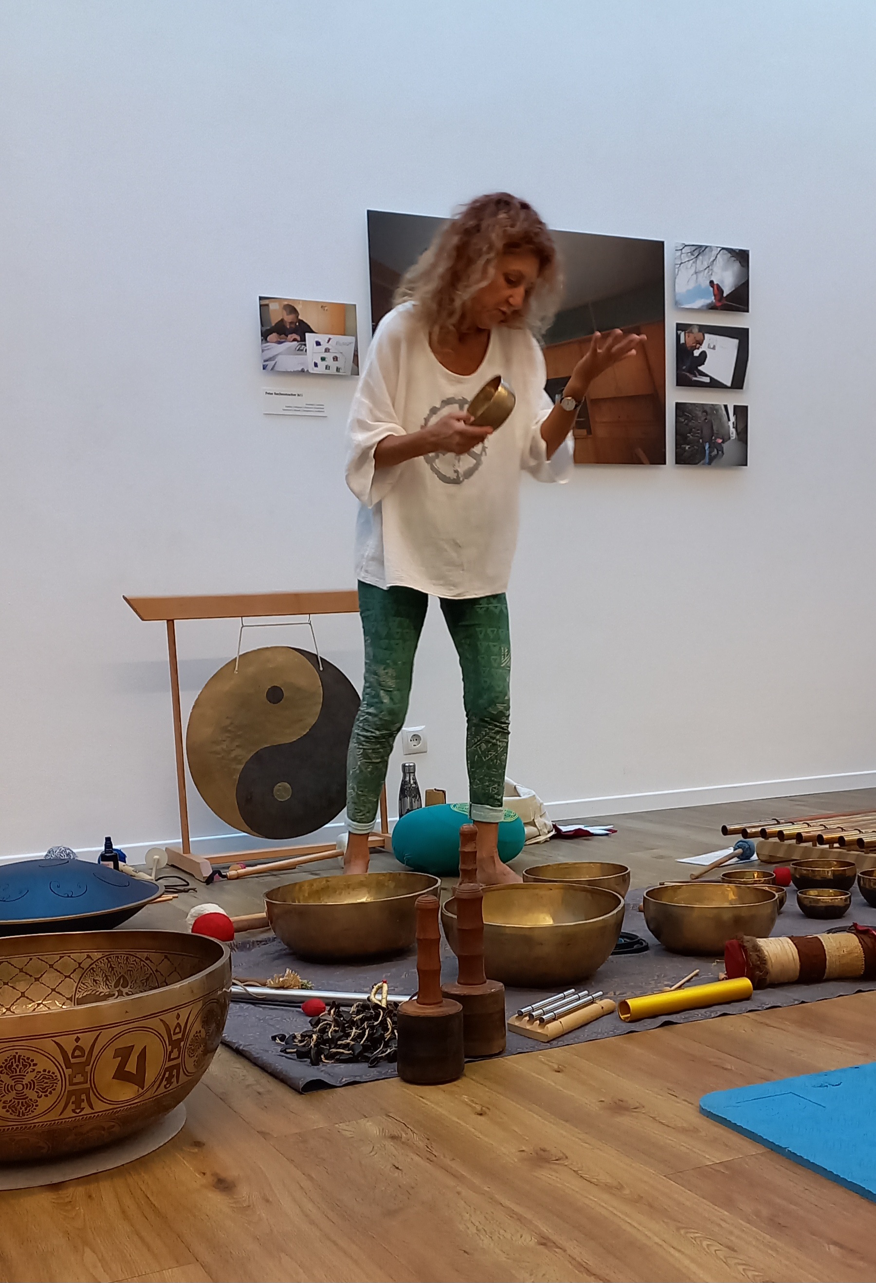 Die Klangschalen-Therapeutin bei der Arbeit