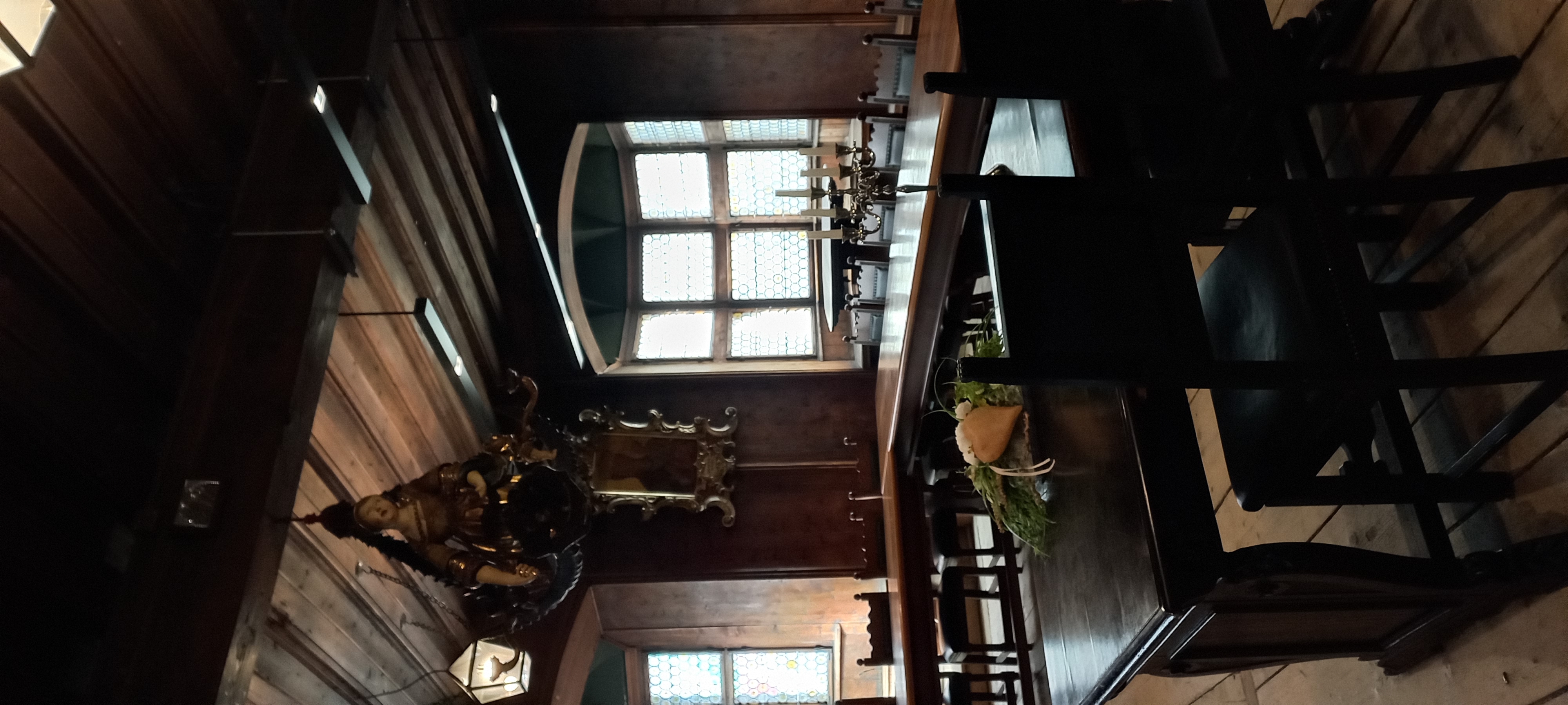 Der historische Rathaussaal, sehr viel schwere Möbel in dunklem Holz, auch an der Decke