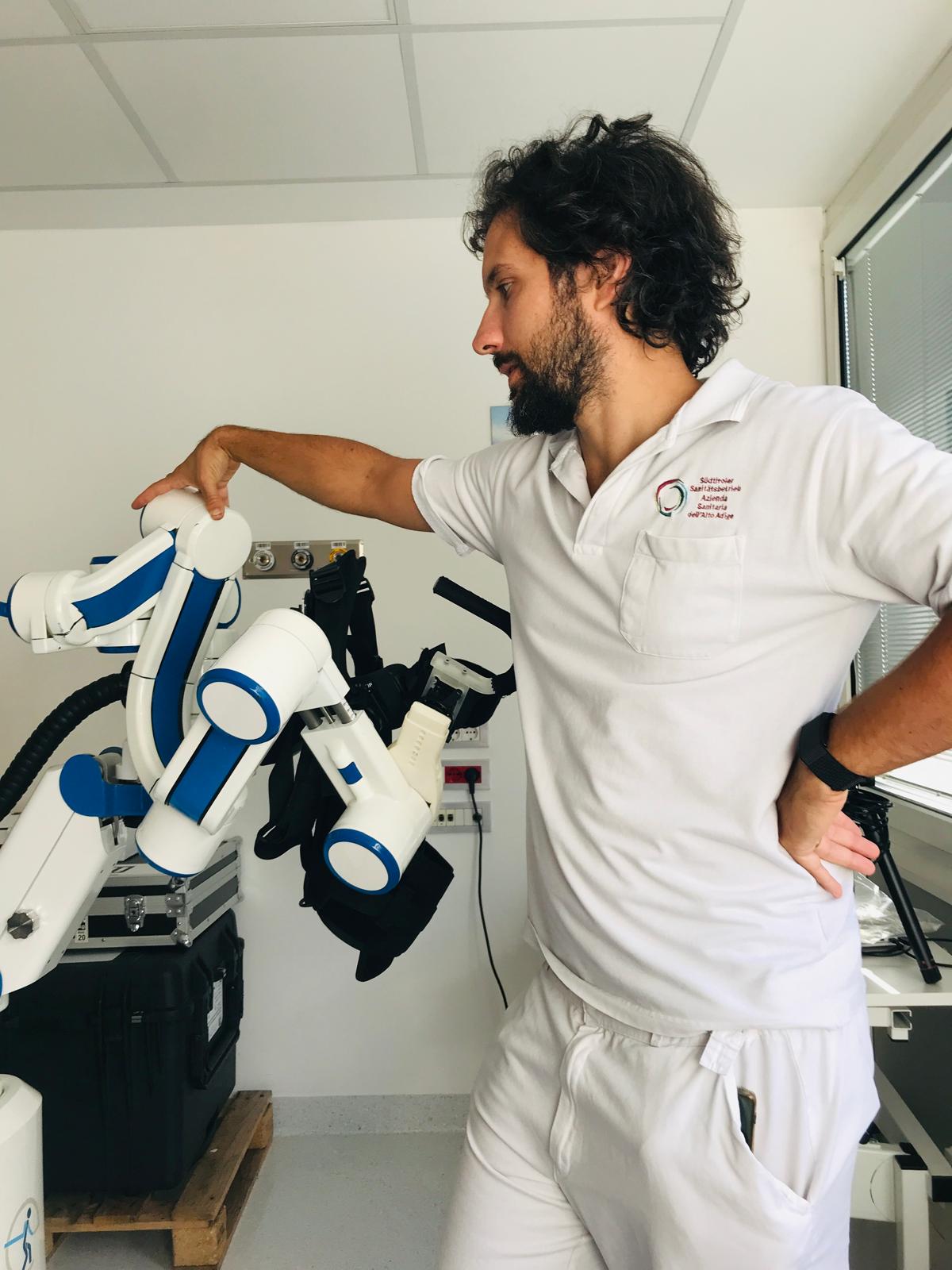 Ein Mann in weiß vor einem medizinischem Gerät