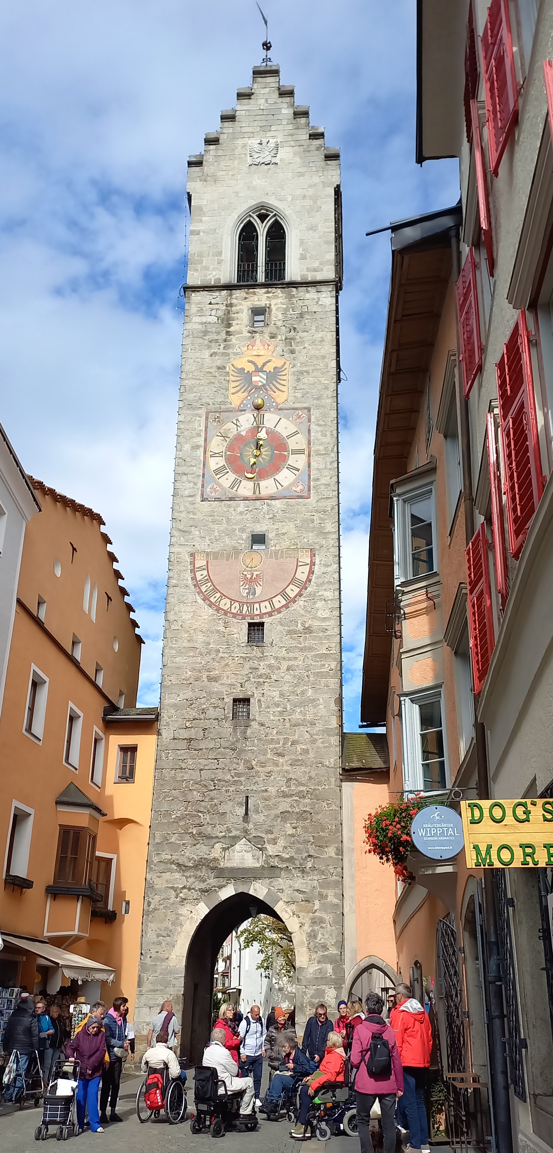 Ein Stadttor, sehr schlank und mehrere Stockwerke